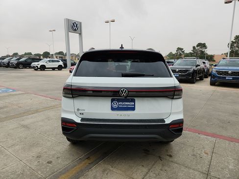 New 2026 Volkswagen Taos SE image 6