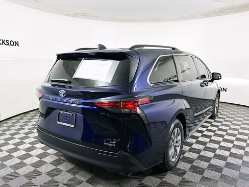Used 2021 Toyota Sienna LE image 3