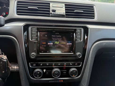Used 2018 Volkswagen Passat 2.0T R-Line FWD image 15