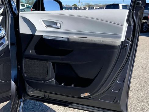 Used 2025 Toyota Sienna XLE image 21