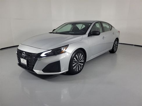 Used 2024 Nissan Altima 2.5 SV image 2
