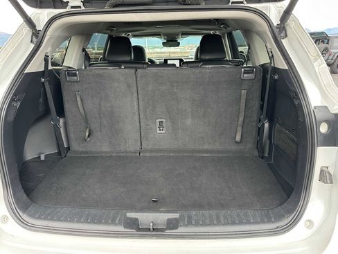 Used 2024 Toyota Highlander LE image 15