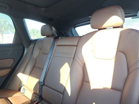 Used 2022 Volvo XC60 B5 Momentum w/ Advanced Package image 9