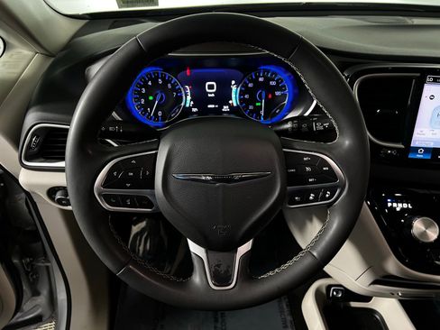 Used 2024 Chrysler Pacifica Touring-L image 16