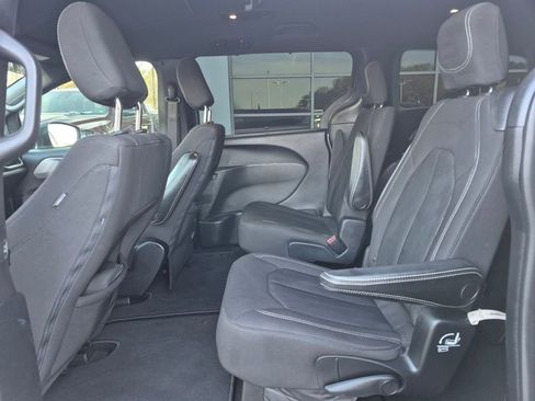 Used 2021 Chrysler Pacifica Touring w/ S Appearance Package image 15