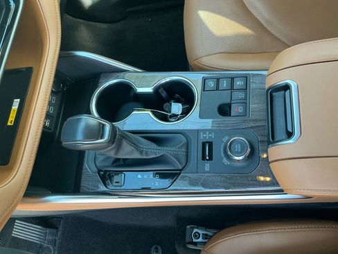 Used 2024 Toyota Highlander Platinum image 15