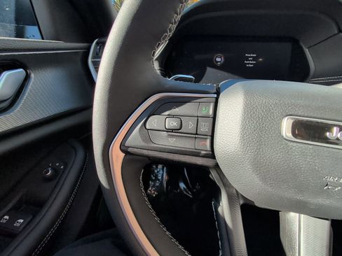 Used 2025 Jeep Grand Cherokee Laredo X w/ Luxury Tech Group I image 19