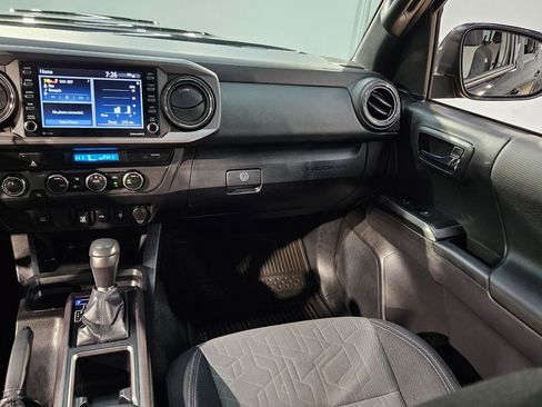 Used 2022 Toyota Tacoma TRD Sport image 11