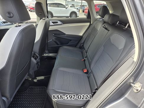 Certified 2025 Volkswagen Taos SE image 11