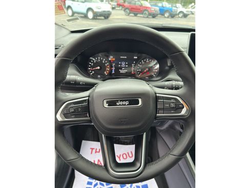 Used 2025 Jeep Compass Latitude w/ Convenience Group AWD/4WD image 14