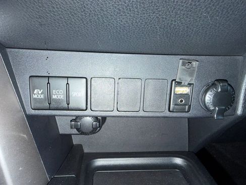 Used 2017 Toyota RAV4 XLE w/ All Weather Liner Package AWD/4WD image 27