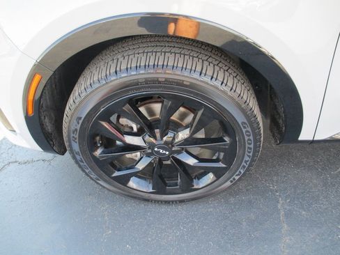Used 2023 Kia Sorento SX image 12
