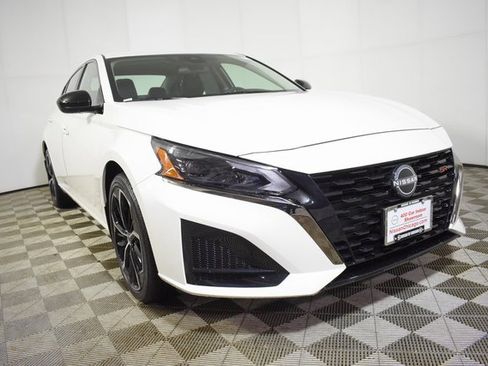 Certified 2025 Nissan Altima 2.5 SR image 3