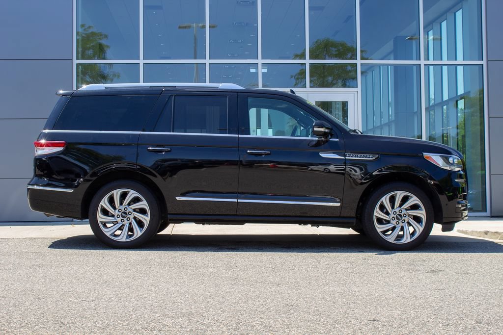 Used 2024 Lincoln Navigator Reserve AWD/4WD image 4