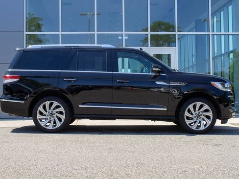 Used 2024 Lincoln Navigator Reserve AWD/4WD image 4