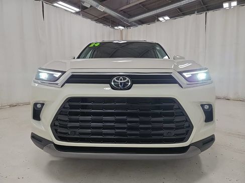 Used 2024 Toyota Grand Highlander AWD image 25