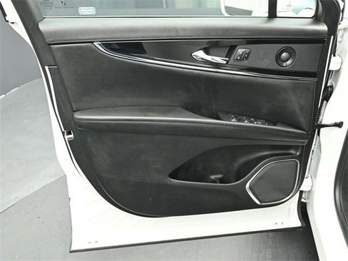 Certified 2023 Lincoln Nautilus Reserve w/ Luxury Package image 20