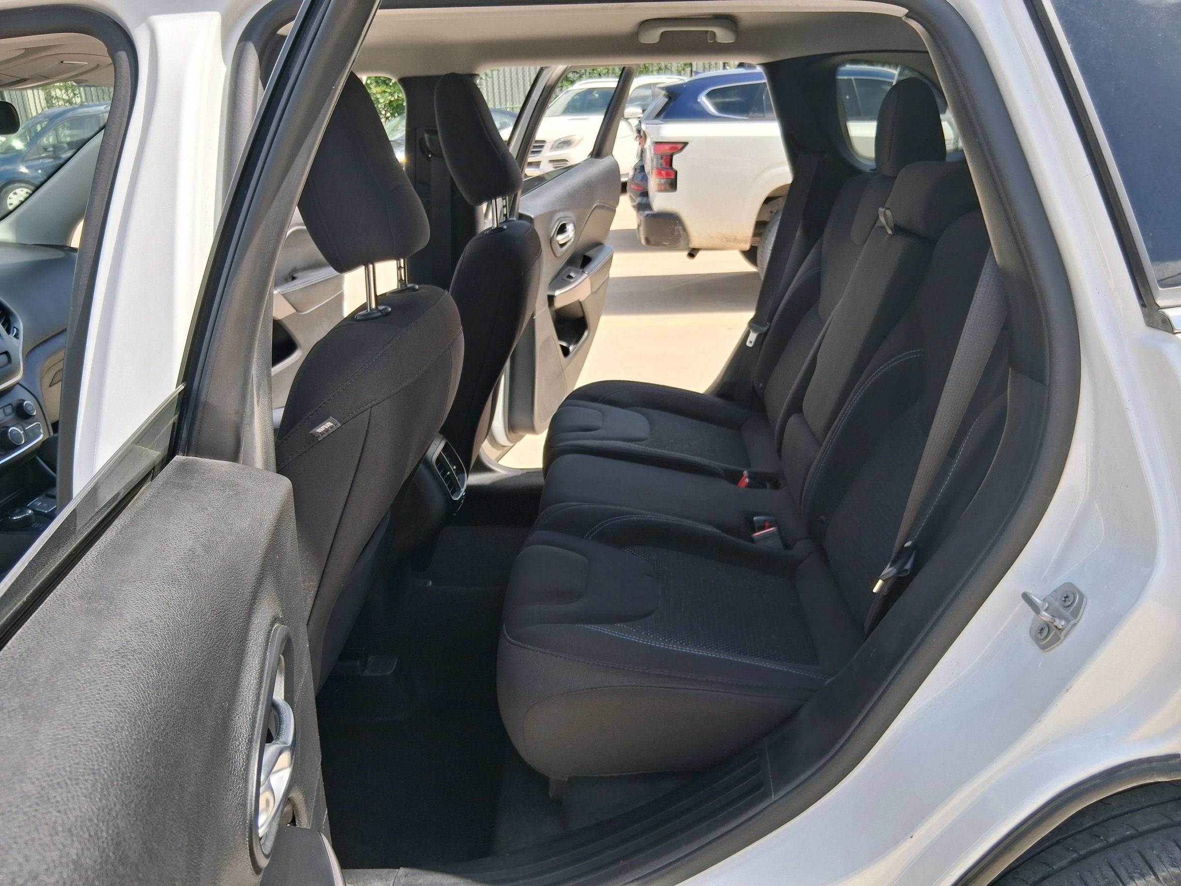 Used 2019 Jeep Cherokee Latitude w/ Popular Appearance Group AWD/4WD image 28