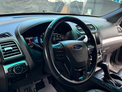 Used 2017 Ford Explorer XLT w/ Equipment Group 202A image 8