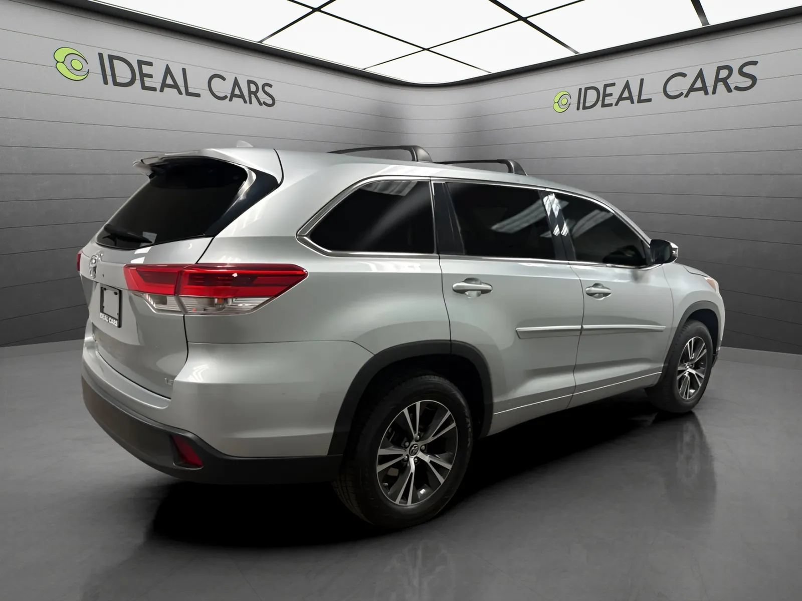 Used 2017 Toyota Highlander Plus FWD image 5