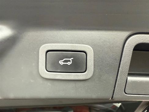 Used 2018 Land Rover Range Rover Velar R-Dynamic SE image 21