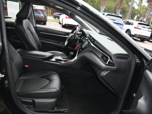 Used 2020 Toyota Camry SE FWD image 19