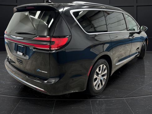 Used 2023 Chrysler Pacifica Pinnacle FWD image 7