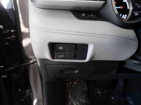 Used 2021 Toyota Highlander XLE AWD/4WD image 11