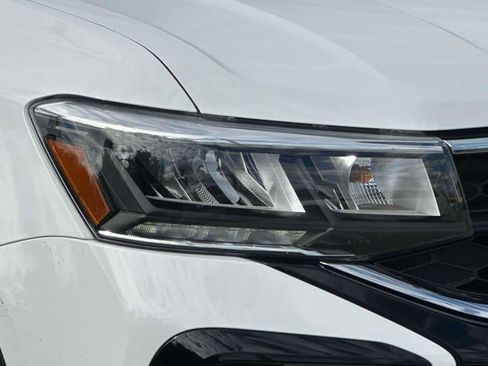 Certified 2022 Volkswagen Taos SE w/ Panoramic Sunroof Package image 7