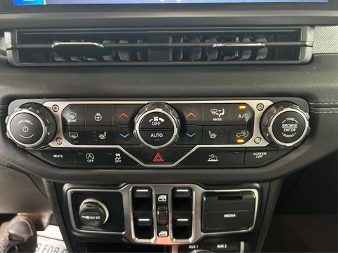 Used 2024 Jeep Wrangler Unlimited Sahara AWD/4WD image 27