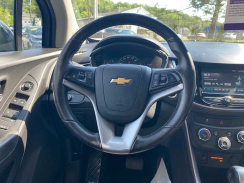 Used 2017 Chevrolet Trax LT w/ LT Convenience Package AWD/4WD image 18