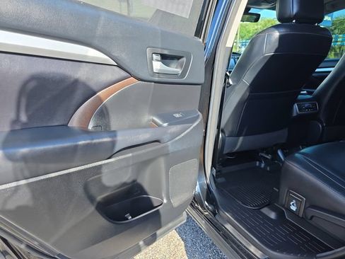 Used 2018 Toyota Highlander XLE FWD image 29