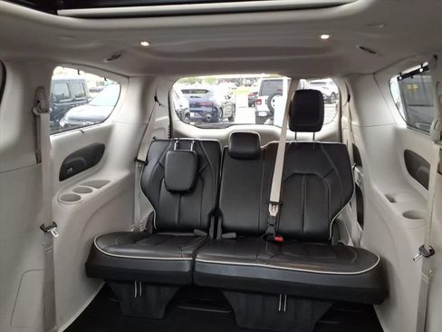 Certified 2023 Chrysler Pacifica Limited FWD image 12
