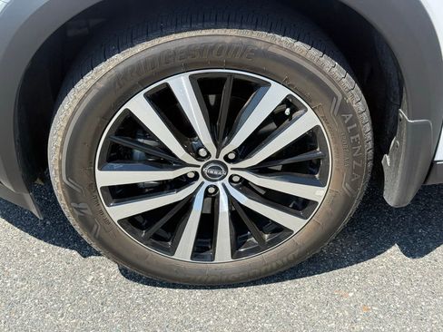 Used 2025 Nissan Pathfinder Platinum image 11