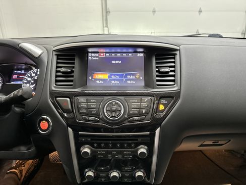 Used 2020 Nissan Pathfinder SL image 34