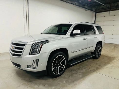 Used 2018 Cadillac Escalade Premium Luxury image 2