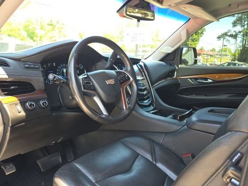 Used 2019 Cadillac Escalade Luxury AWD/4WD image 25