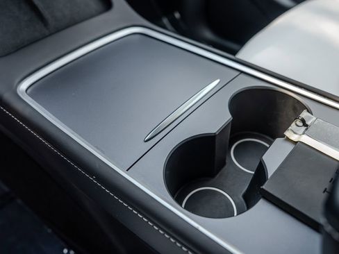 Used 2023 Tesla Model Y Performance image 11