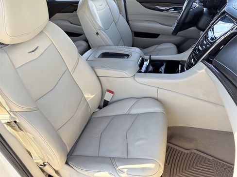 Used 2018 Cadillac Escalade ESV Luxury image 10