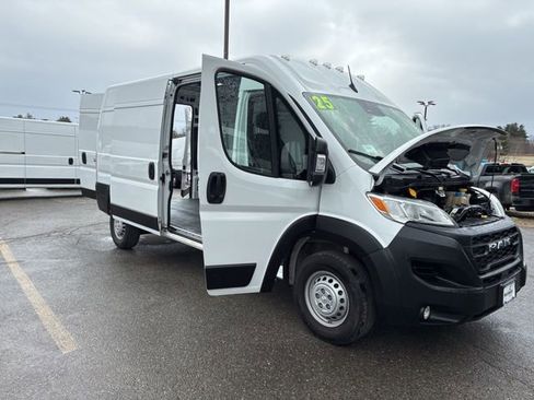 Used 2025 RAM ProMaster 2500 w/ Convenience Group FWD image 9