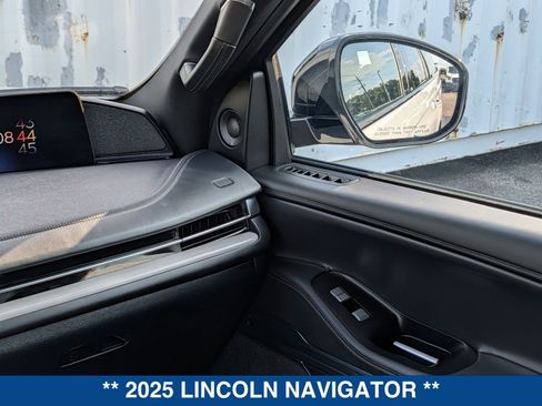 Used 2025 Lincoln Navigator Reserve w/ Jet Appearance Package AWD/4WD image 22