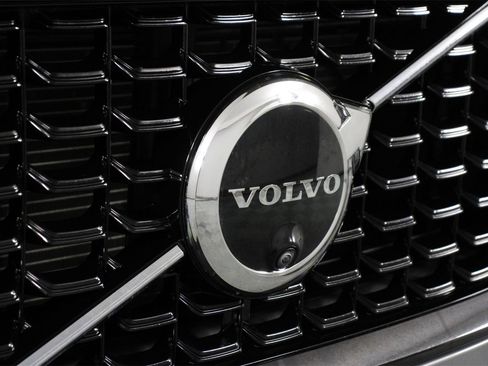 Certified 2025 Volvo XC60 B5 Plus image 27