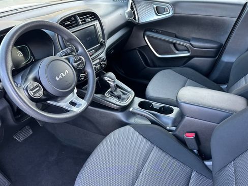Used 2023 Kia Soul LX w/ LX Technology Package image 9