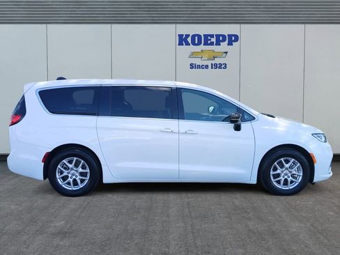 Used 2025 Chrysler Pacifica Select FWD image 6