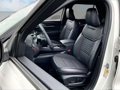 Used 2025 Ford Explorer ST-Line image 11