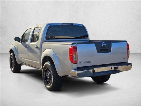 Used 2011 Nissan Frontier SV w/ SV Premium Utility Pkg RWD image 8