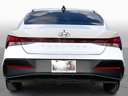 Certified 2025 Hyundai Elantra SE image 4