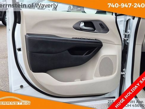 Used 2023 Chrysler Pacifica Touring-L image 16