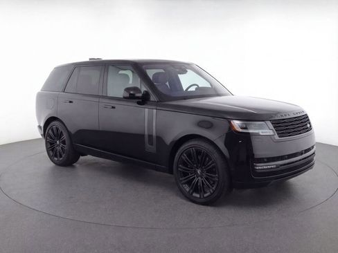 Used 2025 Land Rover Range Rover SE image 3