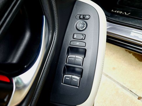 Used 2025 Honda HR-V EX-L image 31